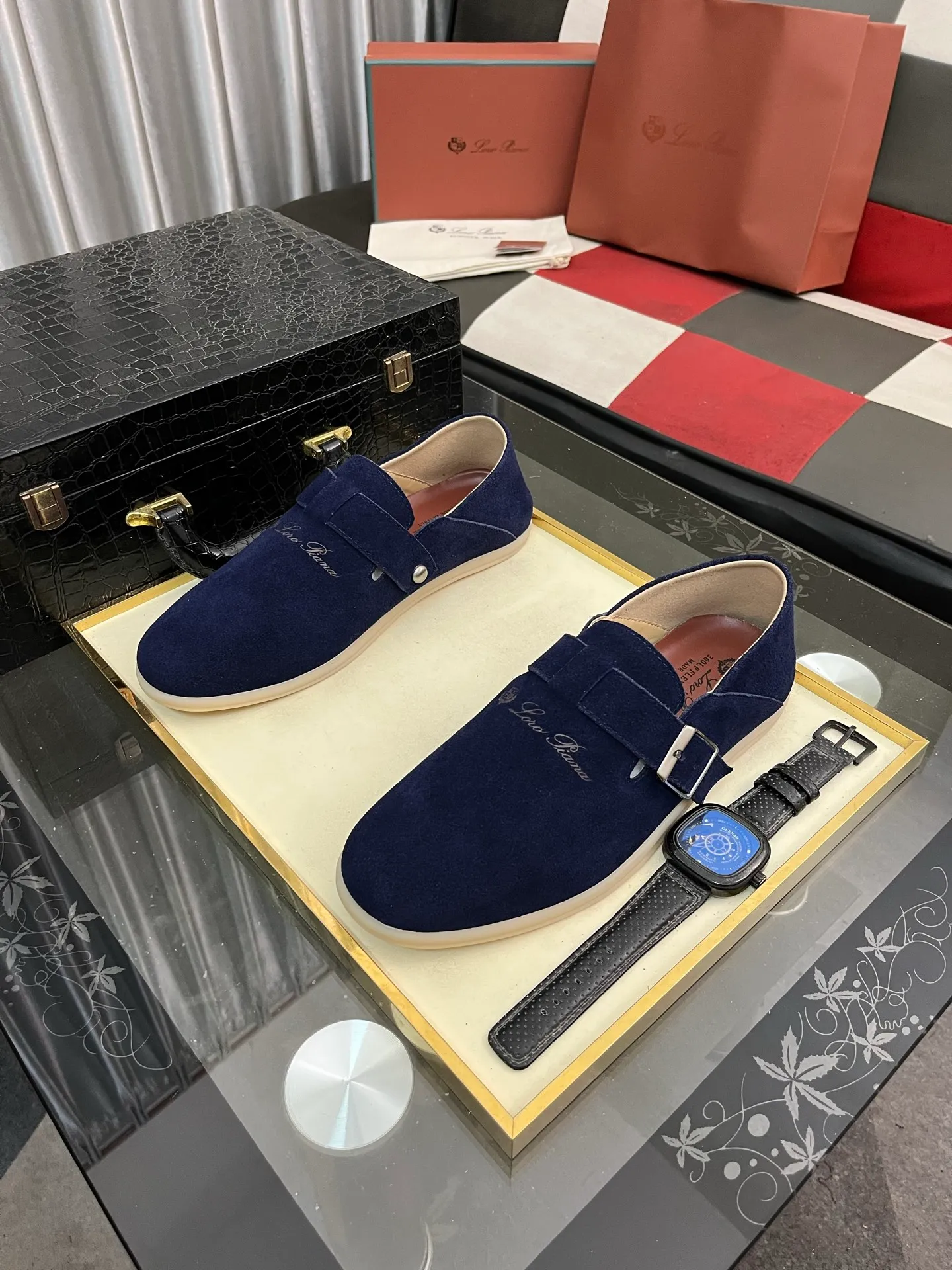 Men's men's shoes 💰458⌚️⌚️ Loro Piana's classic hot model lp top version of Pili casual shoes. It turns out that these are the casual shoes that are said to be able to walk 20,000 steps without getting tired. This pair has both good looks and feel. You will be completely lost as soon as you put it on. The minimalist design is eye-catching and durable, and it is a bonus for dressing. The soft feeling on the feet has outstanding texture, and it is very nice without abrasion on the feet. The soft and waxy soles make it easy to wear for daily use for a long time. Who can resist a pair of versatile and good-looking loafers? Don't be too elegant at all, the feel and texture of the feet are good, the key is to make the legs look longer and not tire the feet, the main thing is that it is just right!        Material: Original cowhide Lining: Original sheepskin Outsole: Original sole Size: 38-44